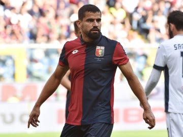 Tomás Rincón en un partido con el Genoa