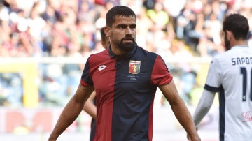 Tomás Rincón en un partido con el Genoa