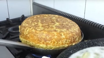 Esta es la tortilla de 30 huevos que este señor andaluz ha superado