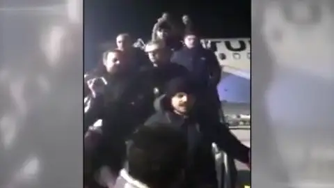 Frame 3.372441 de: Varias personas atacan a un diseñador de moda turco al llegar detenido al Aeropuerto de Estambul Frame 3.372441 de: Varias personas atacan a un diseñador de moda turco al llegar detenido al Aeropuerto de Estambul