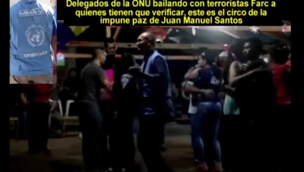Observadores de la ONU bailando con las FARC