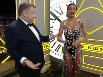 Cristina Pedroche y Chicote durante las campanadas Cristina Pedroche y Chicote durante las campanadas
