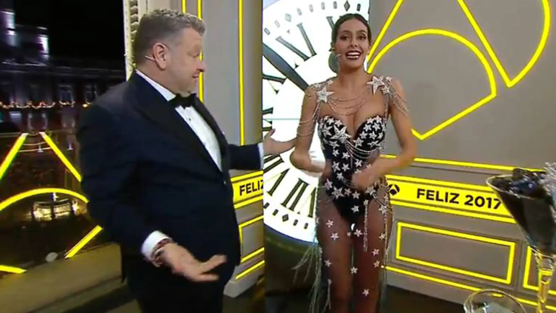 Cristina Pedroche y Chicote durante las campanadas