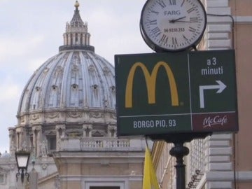 Frame 7.407837 de: Polémica por la apertura de un McDonald's en El Vaticano, a escasos metros de la Plaza de San Pedro