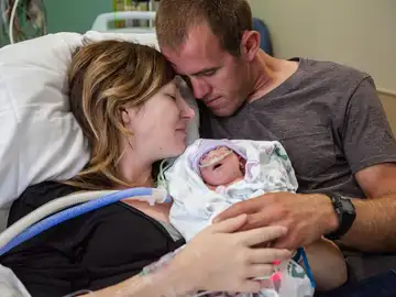 La pareja, con su bebé La pareja, con su bebé