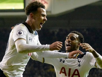 Dele Alli celebra uno de sus goles frente al Chelsea