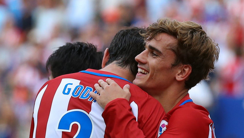 Godín se abraza a Griezmann