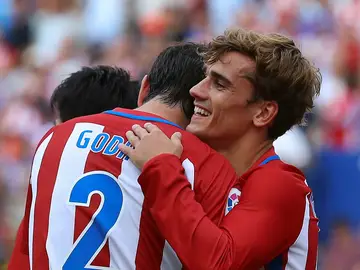 Godín se abraza a Griezmann Godín se abraza a Griezmann