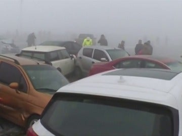 Frame 3.669712 de: Accidente múltiple de 20 vehículos en China como consecuencia de la baja visibilidad por la densa niebla