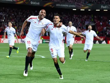 Kolodziejczak celebrando un gol con N´Zonzi Kolodziejczak celebrando un gol con N´Zonzi
