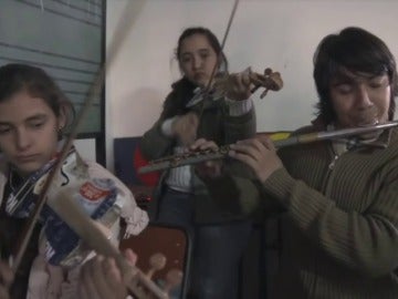 Frame 9.653333 de: La Orquesta de Cateura ofrece un concierto con instrumentos construidos con residuos