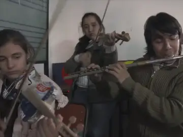 Frame 9.653333 de: La Orquesta de Cateura ofrece un concierto con instrumentos construidos con residuos Frame 9.653333 de: La Orquesta de Cateura ofrece un concierto con instrumentos construidos con residuos
