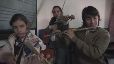 Frame 9.653333 de: La Orquesta de Cateura ofrece un concierto con instrumentos construidos con residuos Frame 9.653333 de: La Orquesta de Cateura ofrece un concierto con instrumentos construidos con residuos