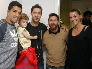 Messi y Luis Suárez visitan a Capdevila en el hospital