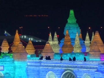 Frame 24.977612 de: Espectacular festival de esculturas de hielo y nieve en China