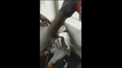 Frame 9.52 de: Detenidos cuatro jóvenes por secuestrar y maltratar a un joven con discapacidad en Chicago Frame 9.52 de: Detenidos cuatro jóvenes por secuestrar y maltratar a un joven con discapacidad en Chicago