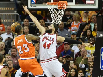 Mirotic trata de taponar a LeBron James Mirotic trata de taponar a LeBron James
