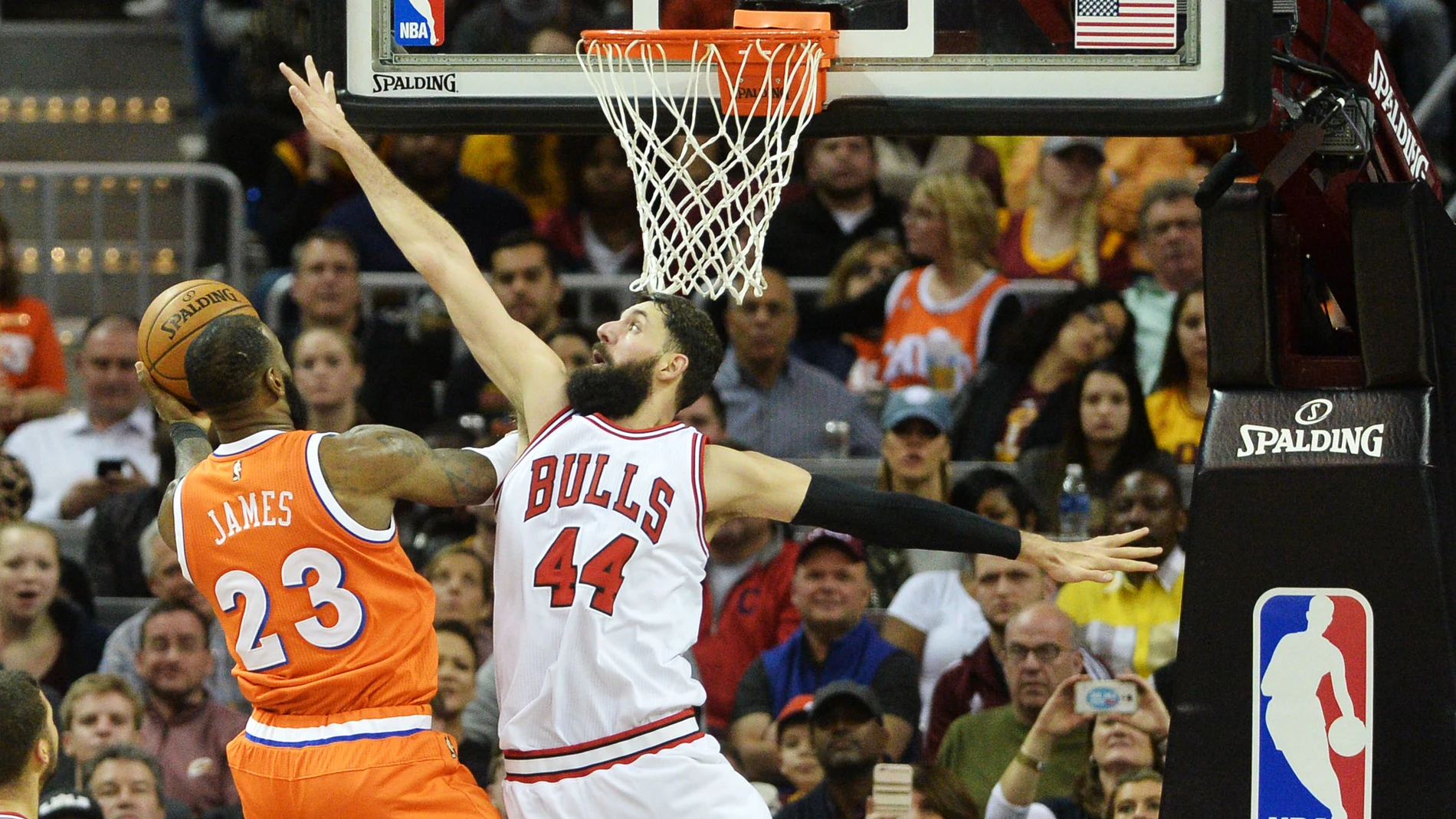 Mirotic trata de taponar a LeBron James Mirotic trata de taponar a LeBron James