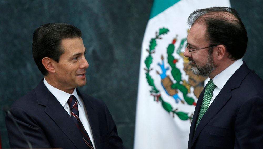 El presidente de México Enrique Peña Nieto, saluda a su exsecretario de Hacienda, Luis Videgaray