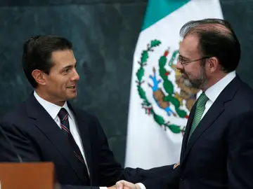 El presidente de México Enrique Peña Nieto, saluda a su exsecretario de Hacienda, Luis Videgaray El presidente de México Enrique Peña Nieto, saluda a su exsecretario de Hacienda, Luis Videgaray