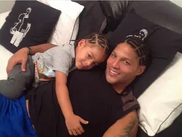 Juan Manaure posando junto a su hijo Juan Manaure posando junto a su hijo
