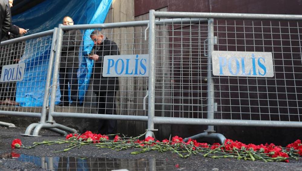 Flores en las barreras de la policía cerca de la entrada a la discoteca Reina 