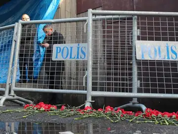 Flores en las barreras de la policía cerca de la entrada a la discoteca Reina Flores en las barreras de la policía cerca de la entrada a la discoteca Reina