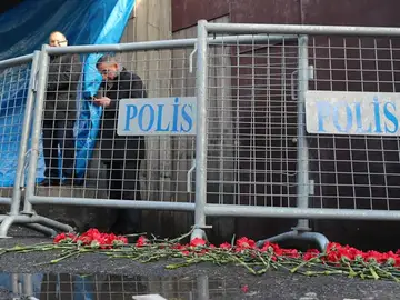 Flores en las barreras de la policía cerca de la entrada a la discoteca Reina Flores en las barreras de la policía cerca de la entrada a la discoteca Reina