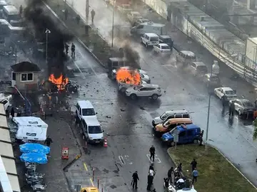 Dos muertos y dos atacantes abatidos por la policía tras la explosión en Esmirna Dos muertos y dos atacantes abatidos por la policía tras la explosión en Esmirna