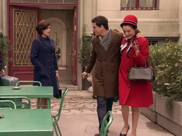 Marta se pone celosa de Rafael y la azafata Marta se pone celosa de Rafael y la azafata