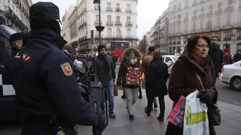 Policía en Madrid Más de 100.000 efectivos velarán por la seguridad en las cabalgatas Agentes de Policía armados patrullan en la Puerta del Sol de Madrid. EFE/Archivo Más de 100.000 efectivos velarán por la seguridad en las cabalgatas