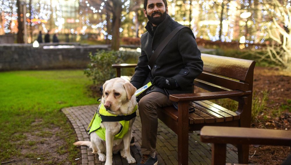Amit con su perro guía