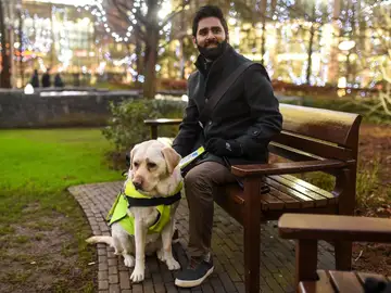 Amit con su perro guía Amit con su perro guía