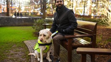 Amit con su perro guía