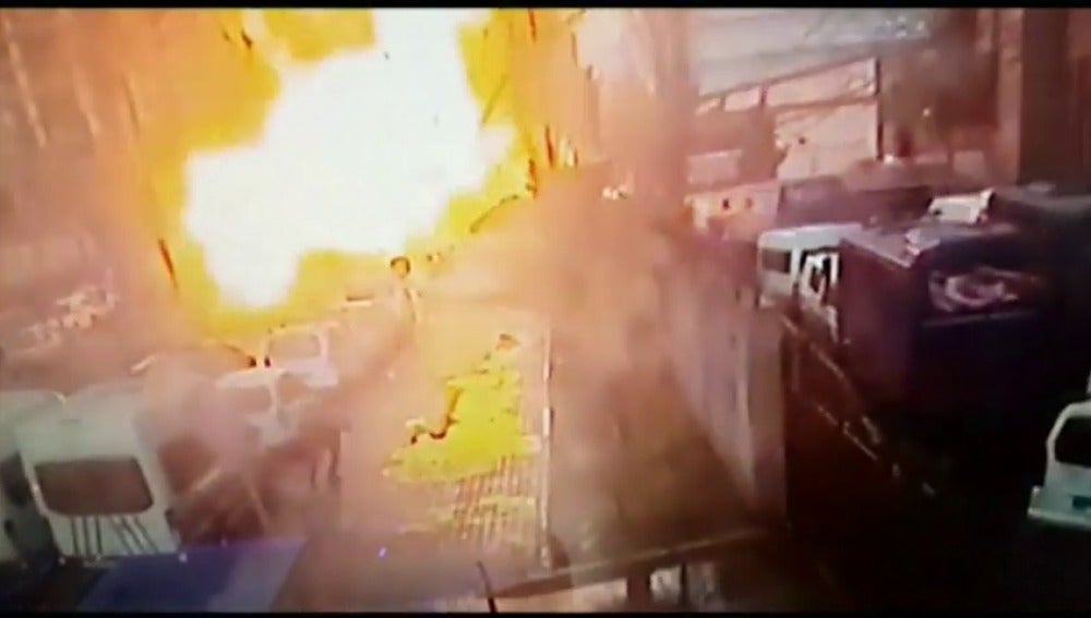 Frame 7.954651 de: Dos muertos y dos atacantes abatidos por la policía tras explosión en Esmirna