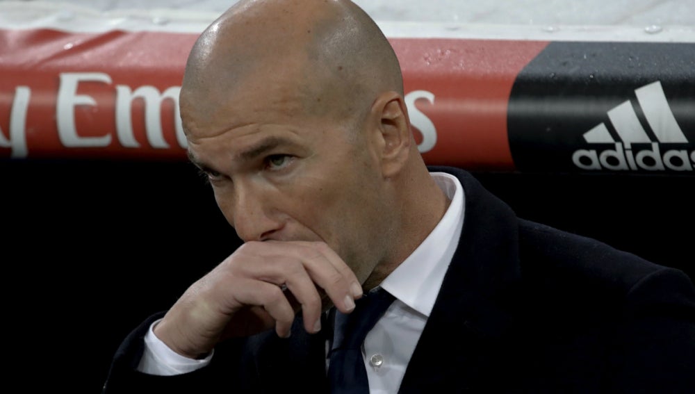 Zidane, en el banquillo del Bernabéu
