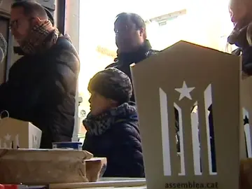 Frame 23.493333 de: División de los independentistas por el llamamiento para el uso de farolillos con la estelada en la cabalgata de Vic Frame 23.493333 de: División de los independentistas por el llamamiento para el uso de farolillos con la estelada en la cabalgata de Vic