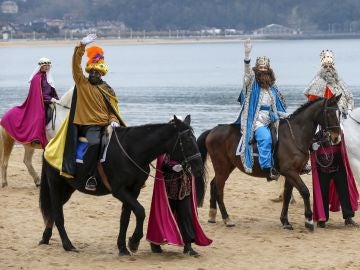 Sus majestades, los Reyes Magos, a su llegada hoy a caballo por la playa de La Concha de San Sebastián