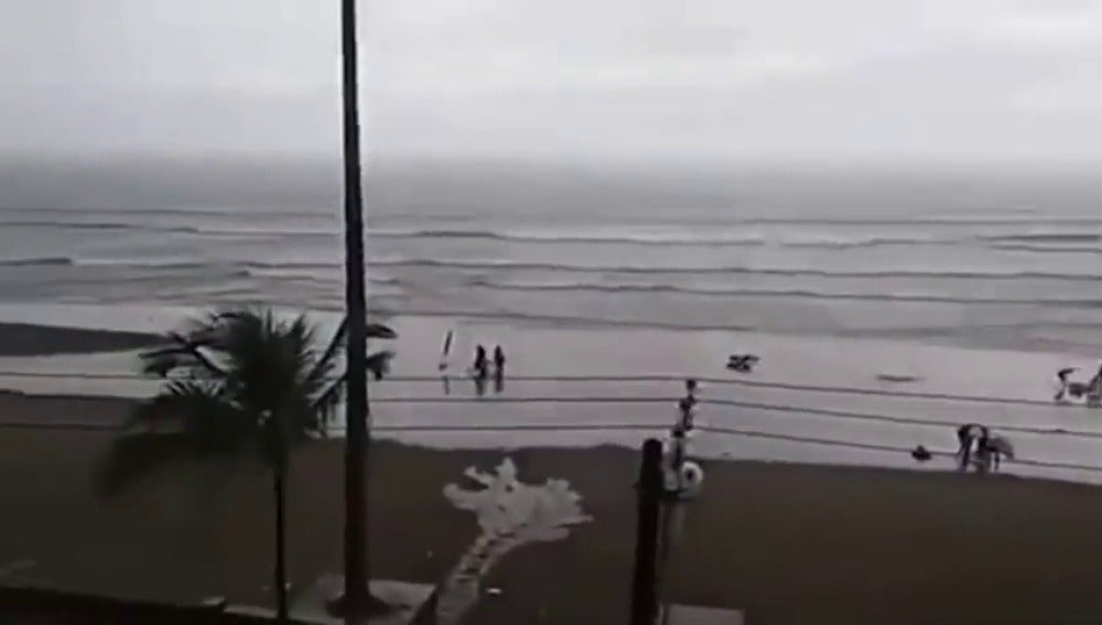 Frame 4.157655 de: Un rayo impacta en una joven mientras paseaba por una playa en Brasil