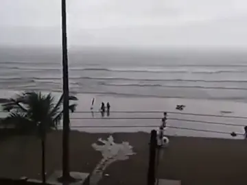 Frame 4.157655 de: Un rayo impacta en una joven mientras paseaba por una playa en Brasil Frame 4.157655 de: Un rayo impacta en una joven mientras paseaba por una playa en Brasil