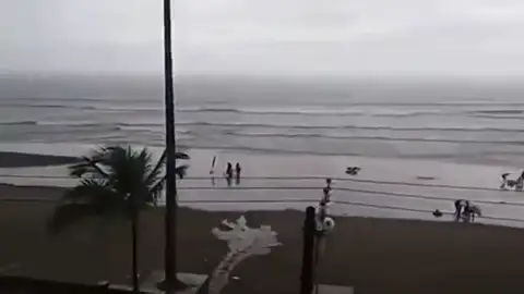 Frame 4.157655 de: Un rayo impacta en una joven mientras paseaba por una playa en Brasil Frame 4.157655 de: Un rayo impacta en una joven mientras paseaba por una playa en Brasil
