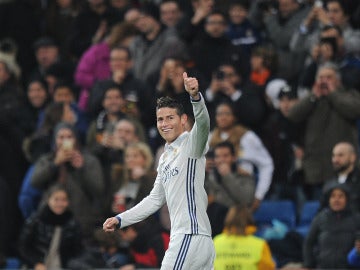 James Rodríguez sonríe en el partido con el Real Madrid
