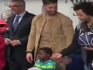 Ramos y Marcelo, tratando de jugar con el niño Ramos y Marcelo, tratando de jugar con el niño