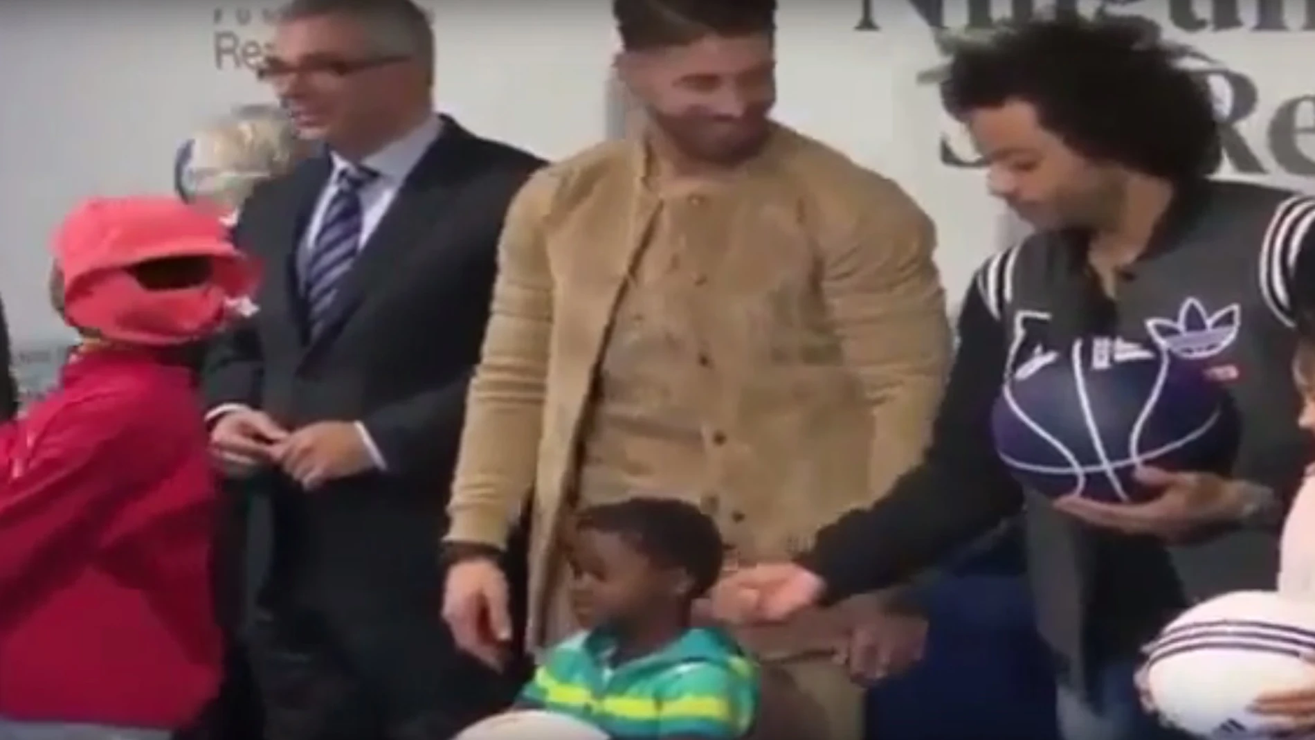 Ramos y Marcelo, tratando de jugar con el niño Ramos y Marcelo, tratando de jugar con el niño