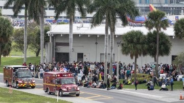 Ambulancias esperan afuera del Aeropuerto Internacional de Fort Lauderdale, Florida