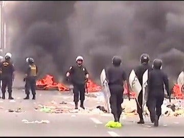 Frame 32.352912 de: Una protesta contra el precio de los peajes se convierte en una batalla campal en Perú