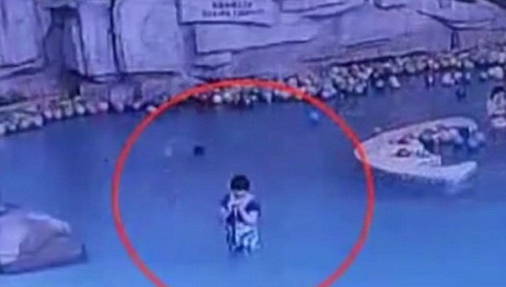 Mujer distraida mientras su hijo se ahoga