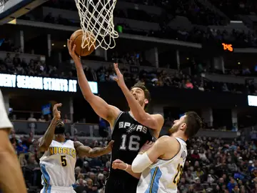 Pau Gasol entra a canasta ante los Nuggets Pau Gasol entra a canasta ante los Nuggets