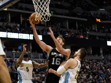 Pau Gasol entra a canasta ante los Nuggets Pau Gasol entra a canasta ante los Nuggets