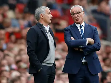 Mourinho charla con Ranieri en un partido de la Premier Mourinho charla con Ranieri en un partido de la Premier